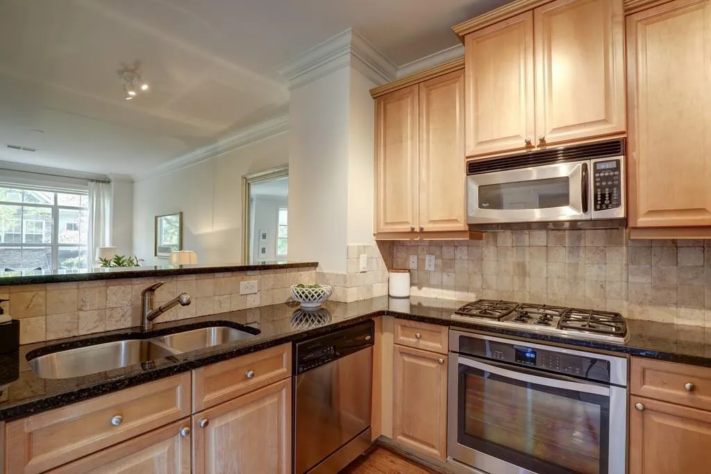 1128 Glenridge Place, Sandy Springs, Georgia 30342, 1 Bedroom Bedrooms, ,1 BathroomBathrooms,Residential,Sold,1128 Glenridge Place,6707649