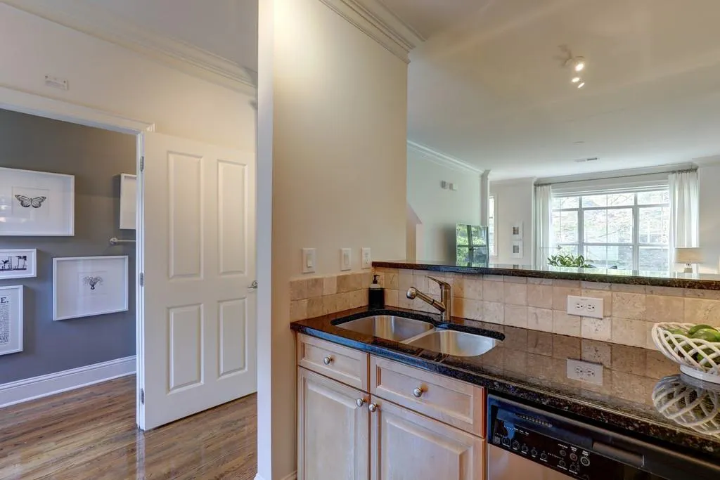 1128 Glenridge Place, Sandy Springs, Georgia 30342, 1 Bedroom Bedrooms, ,1 BathroomBathrooms,Residential,Sold,1128 Glenridge Place,6707649