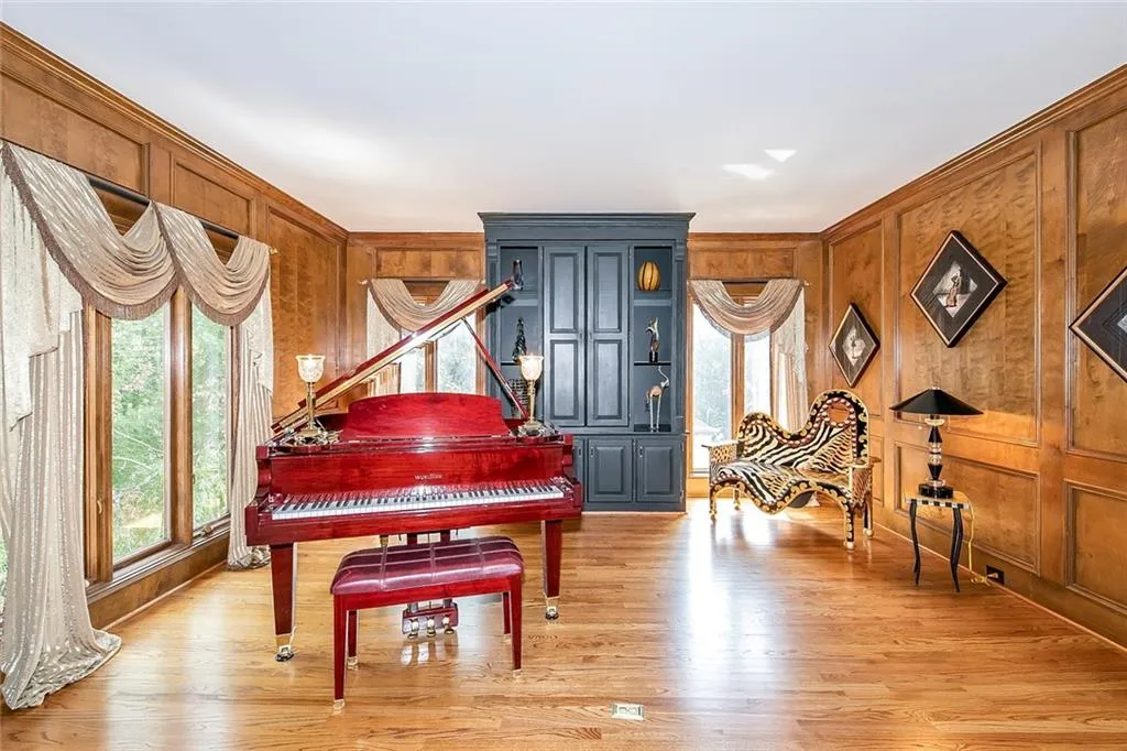 5815 Heards Forest Drive, Sandy Springs, Georgia 30328, 6 Bedrooms Bedrooms, ,4 BathroomsBathrooms,Residential,Sold,5815 Heards Forest Drive,6940303
