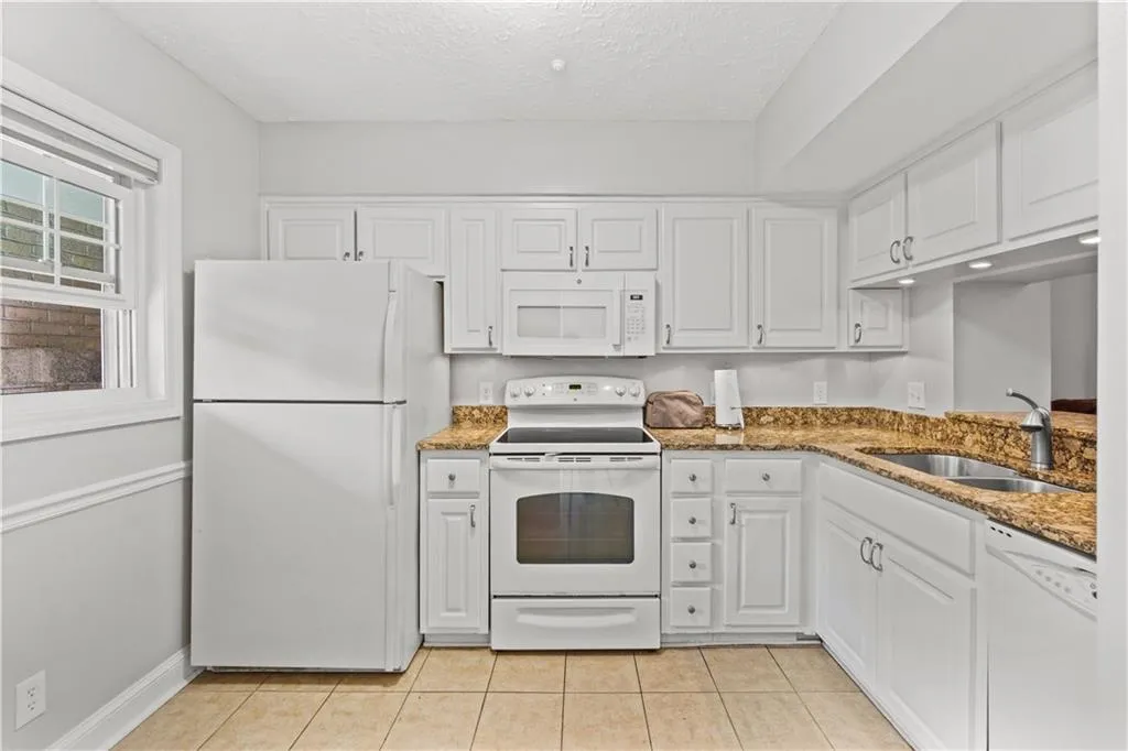 5390 Chemin De Vie, Atlanta, Georgia 30342, 2 Bedrooms Bedrooms, ,2 BathroomsBathrooms,Residential,Sold,5390 Chemin De Vie,6922084