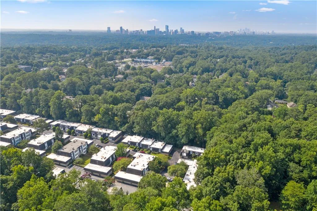 5390 Chemin De Vie, Atlanta, Georgia 30342, 2 Bedrooms Bedrooms, ,2 BathroomsBathrooms,Residential,Sold,5390 Chemin De Vie,6922084