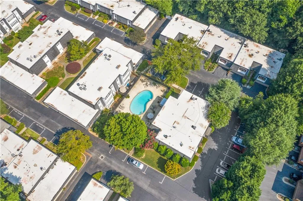 5390 Chemin De Vie, Atlanta, Georgia 30342, 2 Bedrooms Bedrooms, ,2 BathroomsBathrooms,Residential,Sold,5390 Chemin De Vie,6922084