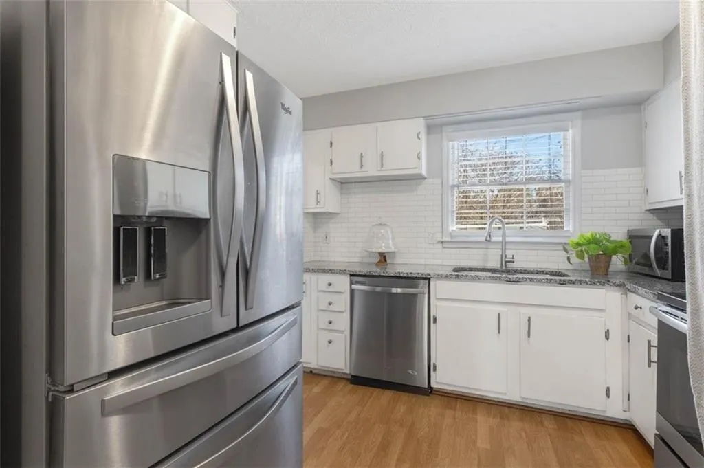 6700 Roswell Road Unit 23f, Atlanta, Georgia 30328, 2 Bedrooms Bedrooms, ,1 BathroomBathrooms,Residential,Sold,6700 Roswell Road Unit 23f,6850258