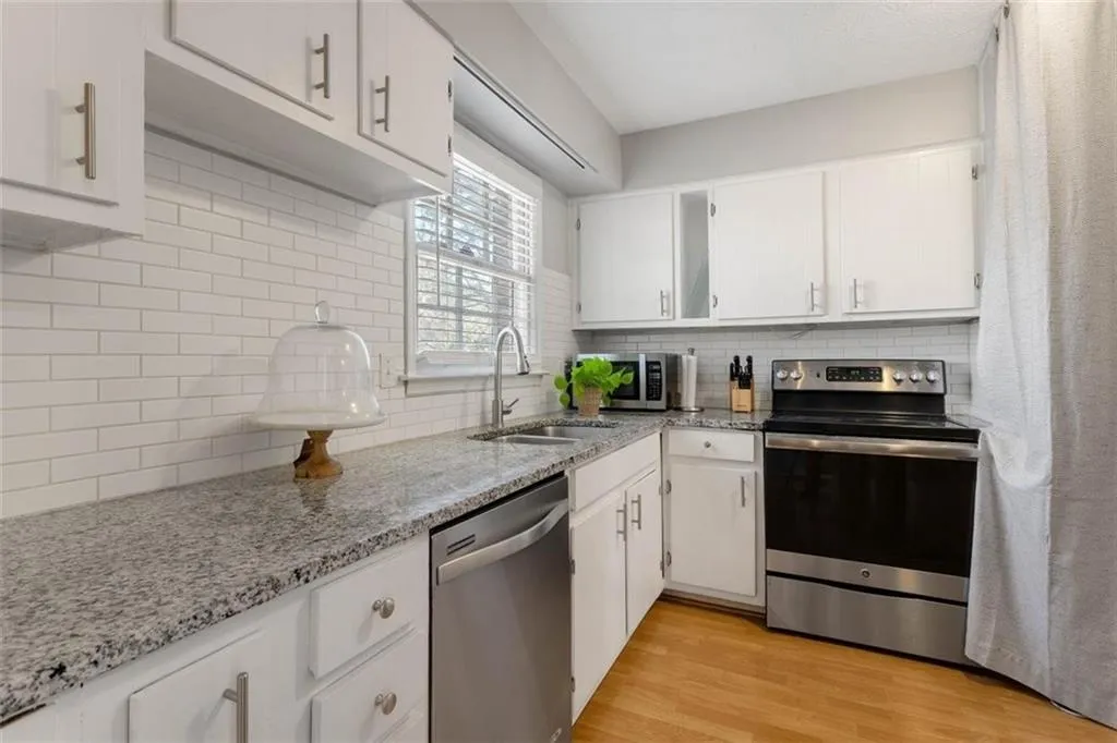 6700 Roswell Road Unit 23f, Atlanta, Georgia 30328, 2 Bedrooms Bedrooms, ,1 BathroomBathrooms,Residential,Sold,6700 Roswell Road Unit 23f,6850258