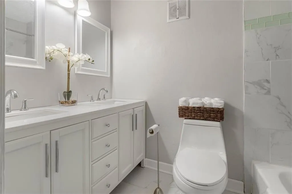 6700 Roswell Road Unit 23f, Atlanta, Georgia 30328, 2 Bedrooms Bedrooms, ,1 BathroomBathrooms,Residential,Sold,6700 Roswell Road Unit 23f,6850258