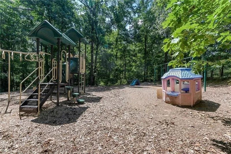 670 Carriage Drive, Atlanta, Georgia 30328, 2 Bedrooms Bedrooms, ,2 BathroomsBathrooms,Residential,Sold,670 Carriage Drive,6553979