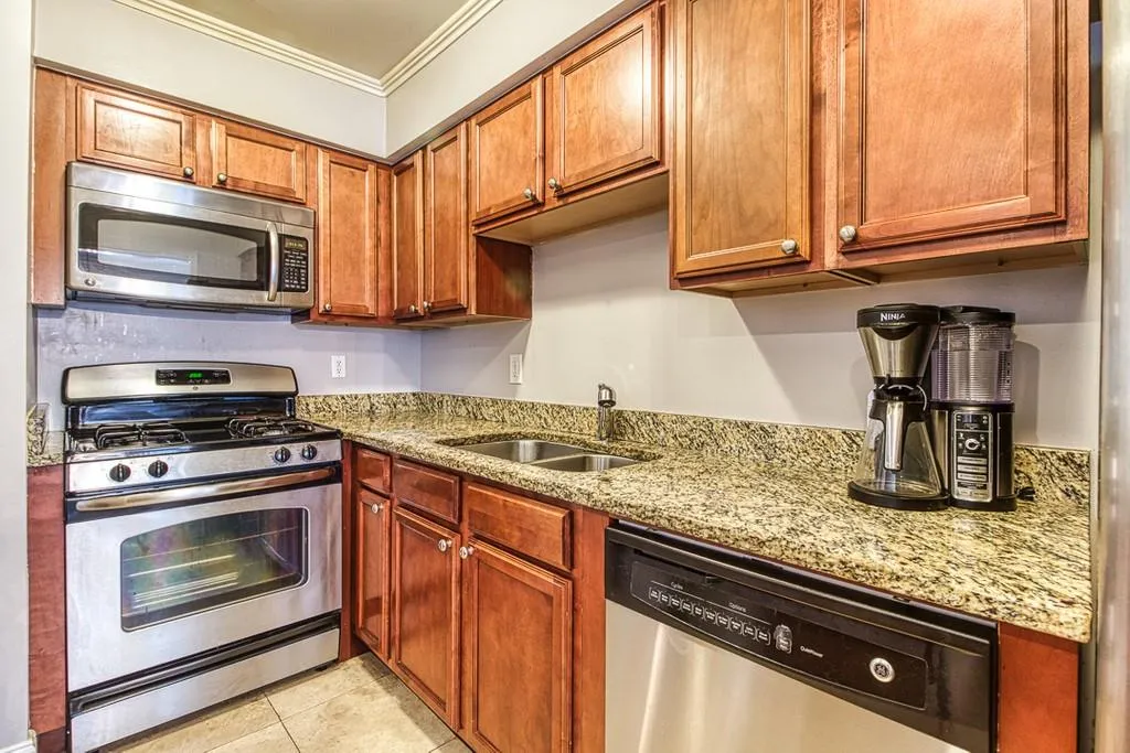 6980 Roswell Road Ne Unit E8, Atlanta, Georgia 30328, 2 Bedrooms Bedrooms, ,2 BathroomsBathrooms,Residential,Sold,6980 Roswell Road Ne Unit E8,6756989