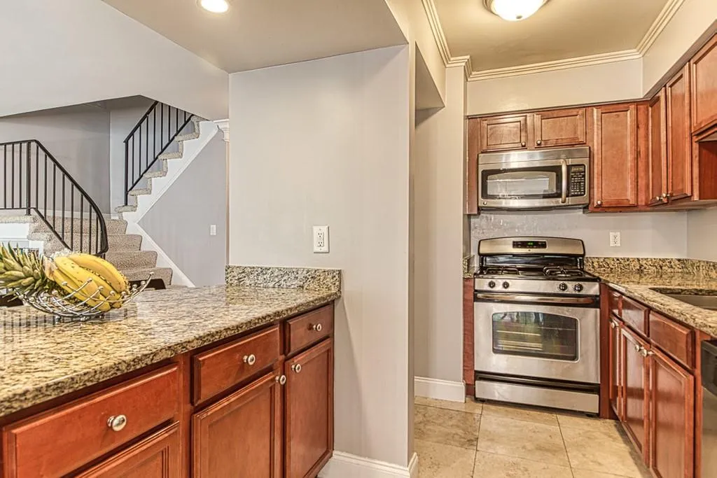 6980 Roswell Road Ne Unit E8, Atlanta, Georgia 30328, 2 Bedrooms Bedrooms, ,2 BathroomsBathrooms,Residential,Sold,6980 Roswell Road Ne Unit E8,6756989