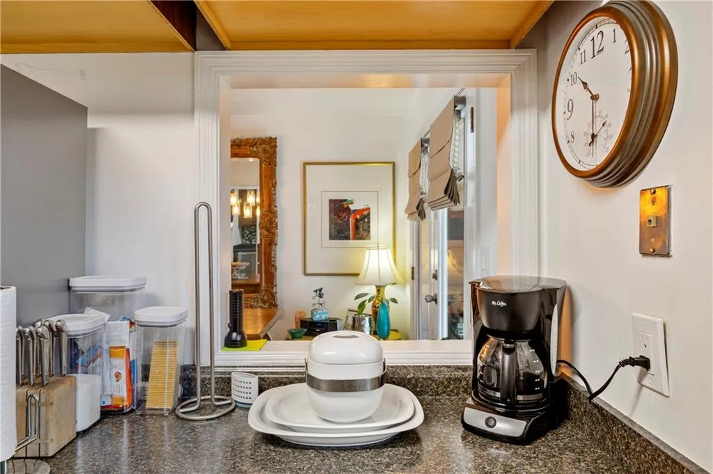 6700 Roswell Road Ne Unit 22f, Sandy Springs, Georgia 30328, 2 Bedrooms Bedrooms, ,2 BathroomsBathrooms,Residential,Sold,6700 Roswell Road Ne Unit 22f,6716106