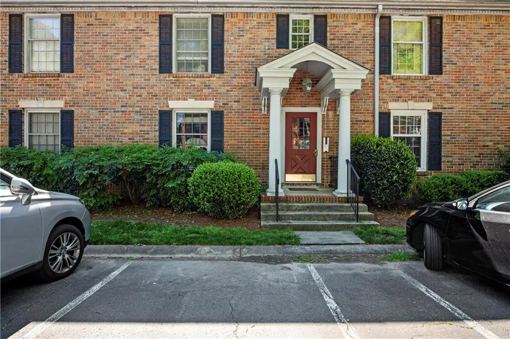6700 Roswell Road Ne Unit 22f, Sandy Springs, Georgia 30328, 2 Bedrooms Bedrooms, ,2 BathroomsBathrooms,Residential,Sold,6700 Roswell Road Ne Unit 22f,6716106