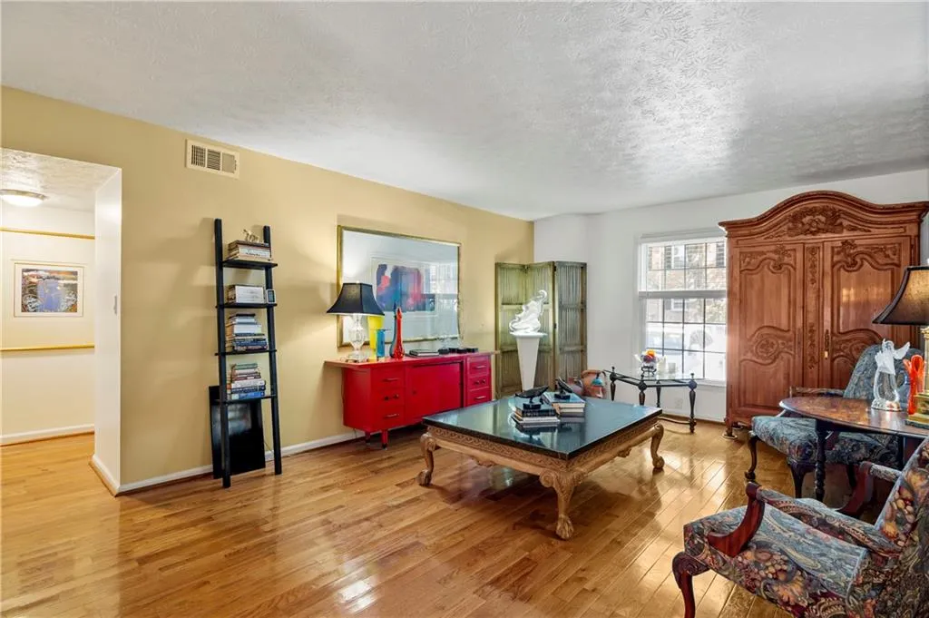 6700 Roswell Road Ne Unit 22f, Sandy Springs, Georgia 30328, 2 Bedrooms Bedrooms, ,2 BathroomsBathrooms,Residential,Sold,6700 Roswell Road Ne Unit 22f,6716106