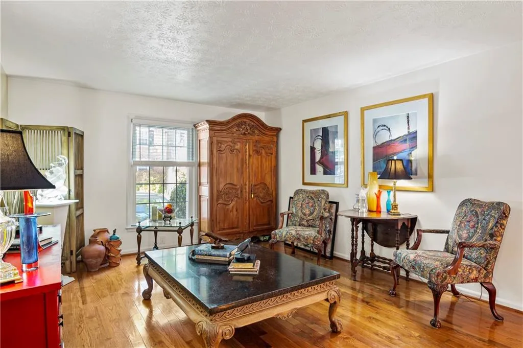 6700 Roswell Road Ne Unit 22f, Sandy Springs, Georgia 30328, 2 Bedrooms Bedrooms, ,2 BathroomsBathrooms,Residential,Sold,6700 Roswell Road Ne Unit 22f,6716106