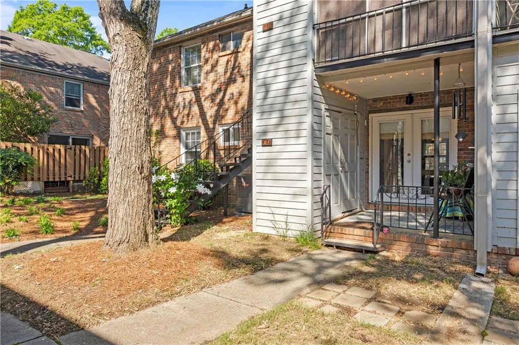 6700 Roswell Road Ne Unit 22f, Sandy Springs, Georgia 30328, 2 Bedrooms Bedrooms, ,2 BathroomsBathrooms,Residential,Sold,6700 Roswell Road Ne Unit 22f,6716106