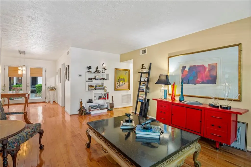 6700 Roswell Road Ne Unit 22f, Sandy Springs, Georgia 30328, 2 Bedrooms Bedrooms, ,2 BathroomsBathrooms,Residential,Sold,6700 Roswell Road Ne Unit 22f,6716106