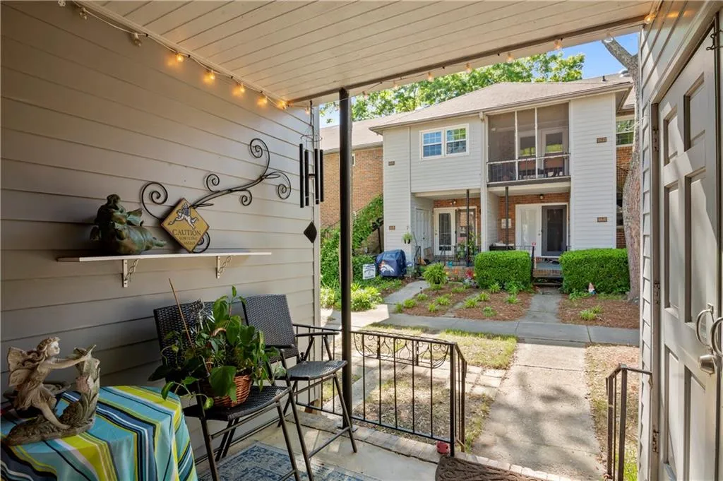 6700 Roswell Road Ne Unit 22f, Sandy Springs, Georgia 30328, 2 Bedrooms Bedrooms, ,2 BathroomsBathrooms,Residential,Sold,6700 Roswell Road Ne Unit 22f,6716106