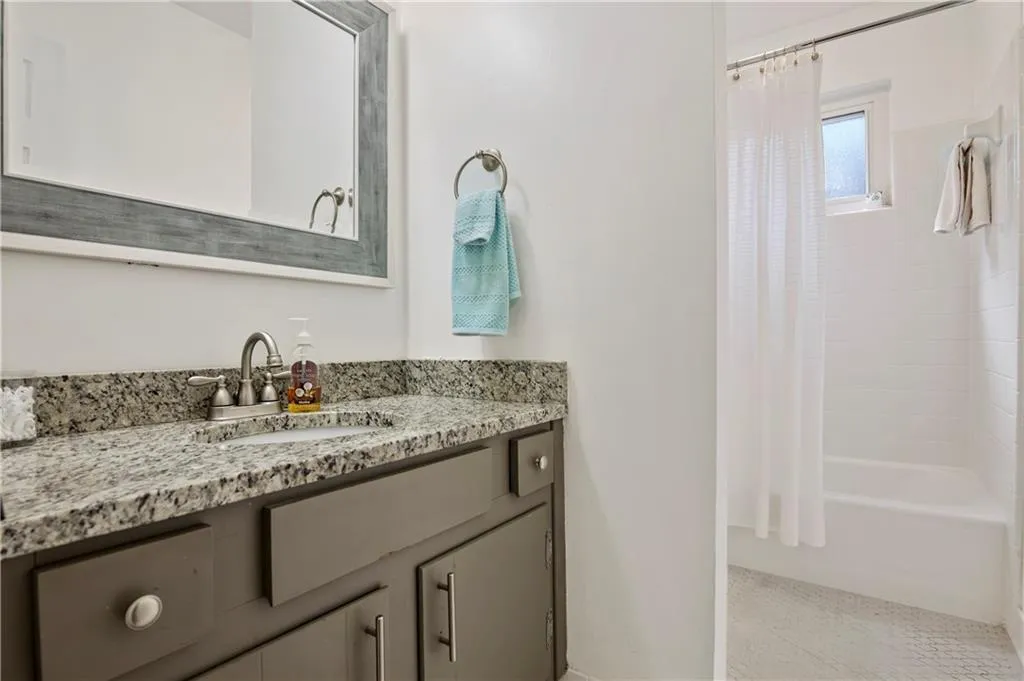 6700 Roswell Road Ne Unit 22f, Sandy Springs, Georgia 30328, 2 Bedrooms Bedrooms, ,2 BathroomsBathrooms,Residential,Sold,6700 Roswell Road Ne Unit 22f,6716106