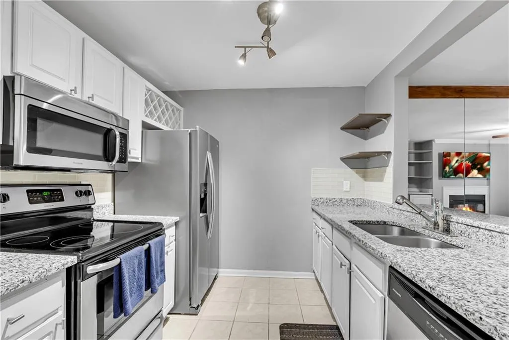 3655 Habersham Road Ne Unit 244b, Atlanta, Georgia 30305, 1 Bedroom Bedrooms, ,1 BathroomBathrooms,Residential,For Sale,3655 Habersham Road Ne Unit 244b,7574741