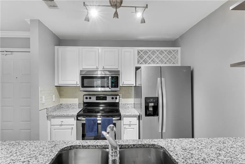 3655 Habersham Road Ne Unit 244b, Atlanta, Georgia 30305, 1 Bedroom Bedrooms, ,1 BathroomBathrooms,Residential,For Sale,3655 Habersham Road Ne Unit 244b,7574741