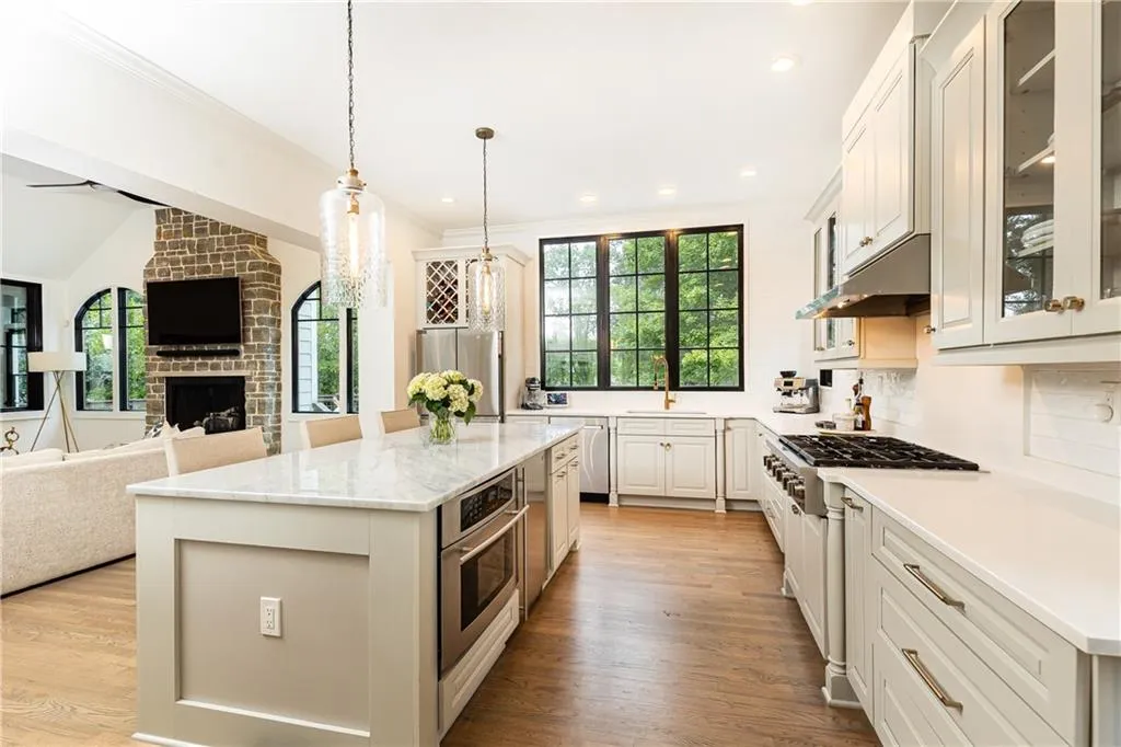 660 Old Ivy Road Ne, Atlanta, Georgia 30342, 4 Bedrooms Bedrooms, ,3 BathroomsBathrooms,Residential,For Sale,660 Old Ivy Road Ne,7659174
