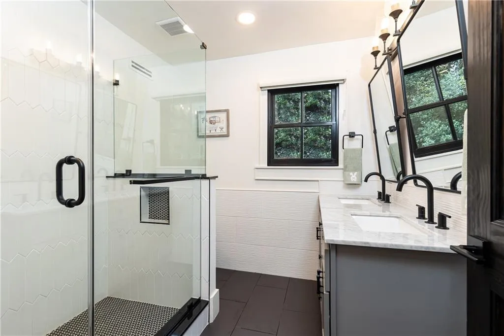 660 Old Ivy Road Ne, Atlanta, Georgia 30342, 4 Bedrooms Bedrooms, ,3 BathroomsBathrooms,Residential,For Sale,660 Old Ivy Road Ne,7659174