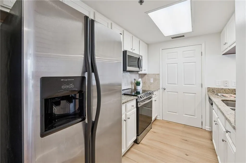 3481 Lakeside Drive Ne Unit 2302, Atlanta, Georgia 30326, 2 Bedrooms Bedrooms, ,2 BathroomsBathrooms,Residential,For Sale,3481 Lakeside Drive Ne Unit 2302,7623362