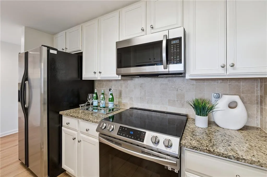 3481 Lakeside Drive Ne Unit 2302, Atlanta, Georgia 30326, 2 Bedrooms Bedrooms, ,2 BathroomsBathrooms,Residential,For Sale,3481 Lakeside Drive Ne Unit 2302,7623362