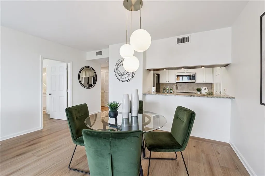 3481 Lakeside Drive Ne Unit 2302, Atlanta, Georgia 30326, 2 Bedrooms Bedrooms, ,2 BathroomsBathrooms,Residential,For Sale,3481 Lakeside Drive Ne Unit 2302,7623362