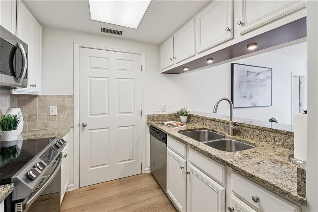 3481 Lakeside Drive Ne Unit 2302, Atlanta, Georgia 30326, 2 Bedrooms Bedrooms, ,2 BathroomsBathrooms,Residential,For Sale,3481 Lakeside Drive Ne Unit 2302,7623362