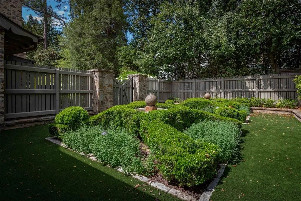 2979 Ridgewood Road Nw, Atlanta, Georgia 30327, 4 Bedrooms Bedrooms, ,4 BathroomsBathrooms,Residential,For Sale,2979 Ridgewood Road Nw,7664809