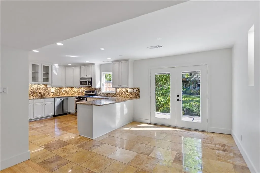 1261 Lavista Road Ne Unit C-3, Atlanta, Georgia 30324, 3 Bedrooms Bedrooms, 0 ,2 BathroomsBathrooms,Residential,For Sale,1261 Lavista Road Ne Unit C-3,7701704