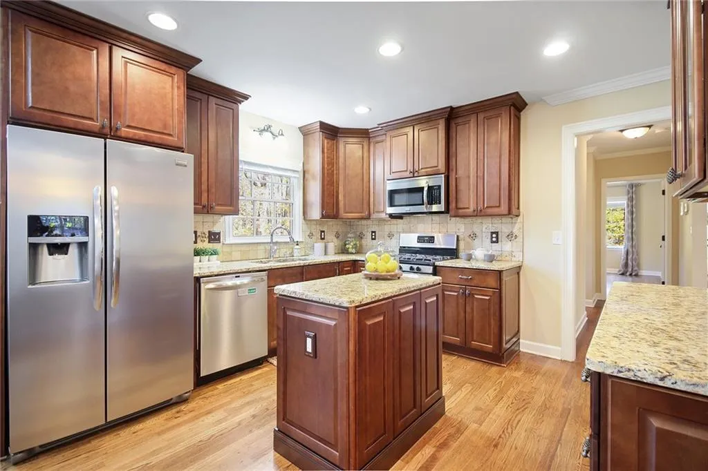 8965 Huntcliff Trace, Sandy Springs, Georgia 30350, 5 Bedrooms Bedrooms, ,4 BathroomsBathrooms,Residential,Sold,8965 Huntcliff Trace,6958949