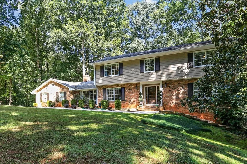 8965 Huntcliff Trace, Sandy Springs, Georgia 30350, 5 Bedrooms Bedrooms, ,4 BathroomsBathrooms,Residential,Sold,8965 Huntcliff Trace,6958949