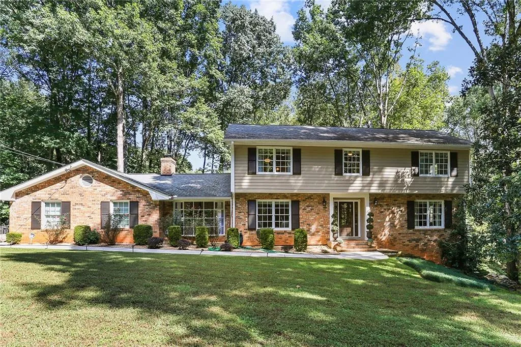 8965 Huntcliff Trace, Sandy Springs, Georgia 30350, 5 Bedrooms Bedrooms, ,4 BathroomsBathrooms,Residential,Sold,8965 Huntcliff Trace,6958949