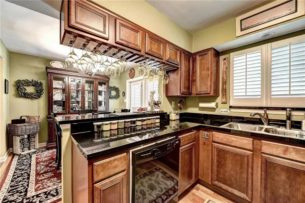 6940 Roswell Road Unit 22c, Sandy Springs, Georgia 30328, 2 Bedrooms Bedrooms, ,1 BathroomBathrooms,Residential,Sold,6940 Roswell Road Unit 22c,6585560