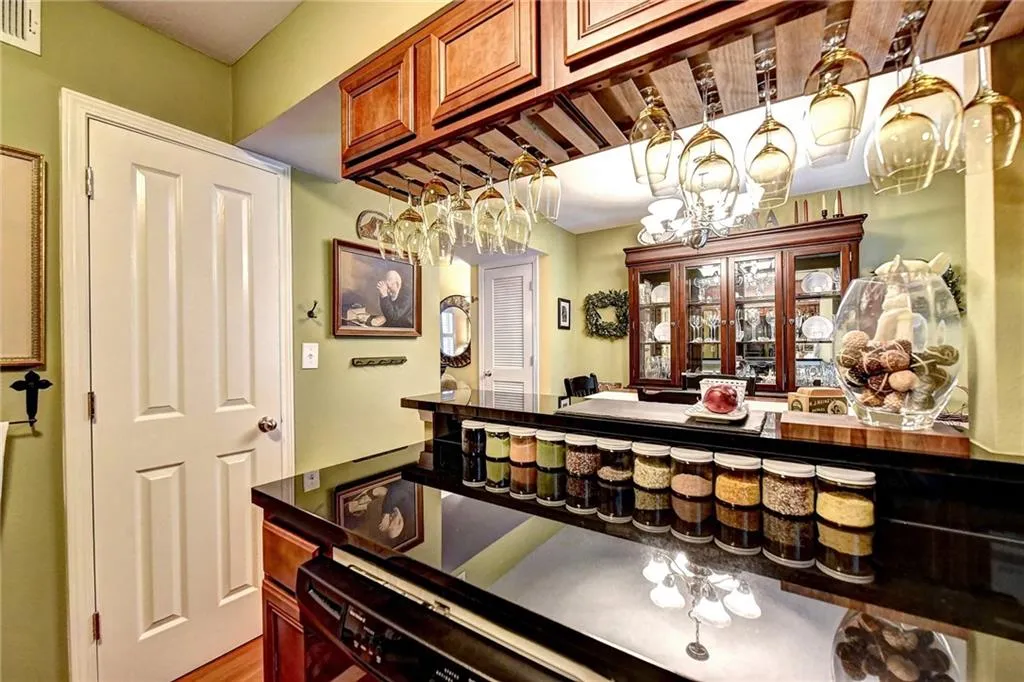 6940 Roswell Road Unit 22c, Sandy Springs, Georgia 30328, 2 Bedrooms Bedrooms, ,1 BathroomBathrooms,Residential,Sold,6940 Roswell Road Unit 22c,6585560