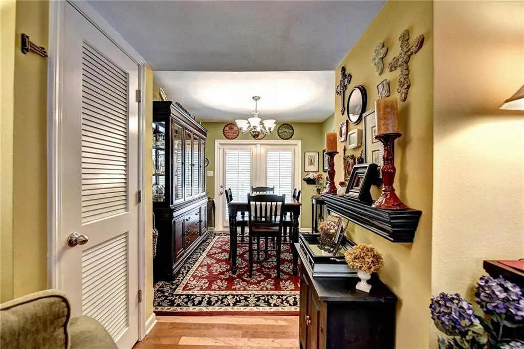 6940 Roswell Road Unit 22c, Sandy Springs, Georgia 30328, 2 Bedrooms Bedrooms, ,1 BathroomBathrooms,Residential,Sold,6940 Roswell Road Unit 22c,6585560