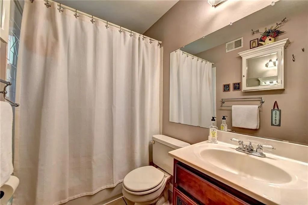 6940 Roswell Road Unit 22c, Sandy Springs, Georgia 30328, 2 Bedrooms Bedrooms, ,1 BathroomBathrooms,Residential,Sold,6940 Roswell Road Unit 22c,6585560