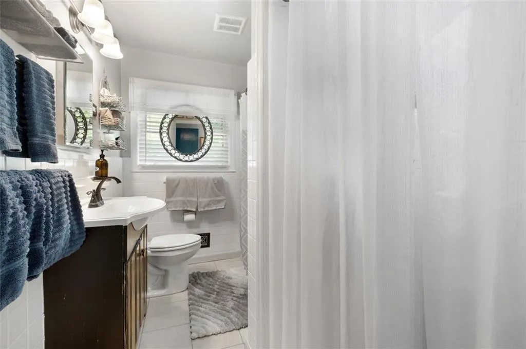 455 Windsor Parkway, Sandy Springs, Georgia 30342, 3 Bedrooms Bedrooms, ,2 BathroomsBathrooms,Residential,Sold,455 Windsor Parkway,7205314