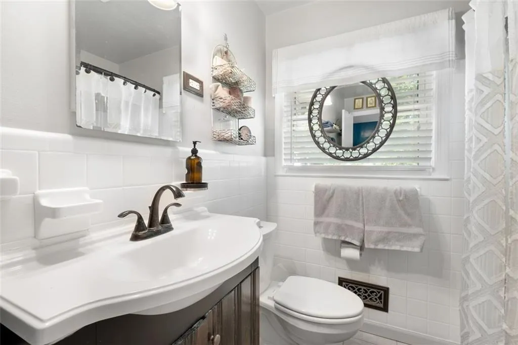 455 Windsor Parkway, Sandy Springs, Georgia 30342, 3 Bedrooms Bedrooms, ,2 BathroomsBathrooms,Residential,Sold,455 Windsor Parkway,7205314