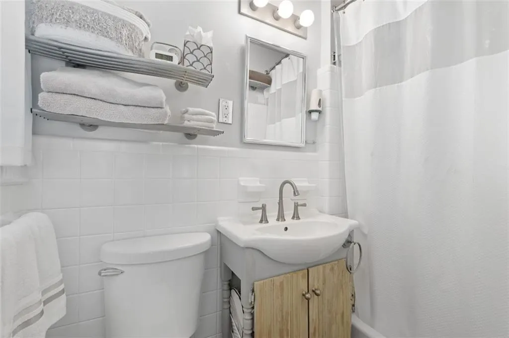 455 Windsor Parkway, Sandy Springs, Georgia 30342, 3 Bedrooms Bedrooms, ,2 BathroomsBathrooms,Residential,Sold,455 Windsor Parkway,7205314