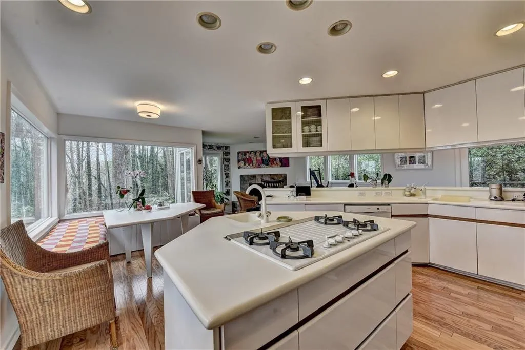 8955 Ridgemont Drive Ne, Sandy Springs, Georgia 30350, 5 Bedrooms Bedrooms, ,4 BathroomsBathrooms,Residential,Sold,8955 Ridgemont Drive Ne,6854546