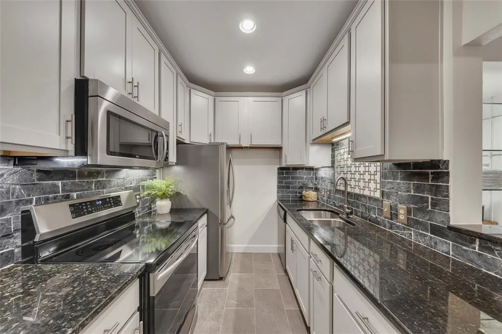 3071 Lenox Road Ne Unit 16, Atlanta, Georgia 30324, 2 Bedrooms Bedrooms, ,2 BathroomsBathrooms,Residential,For Sale,3071 Lenox Road Ne Unit 16,7640314