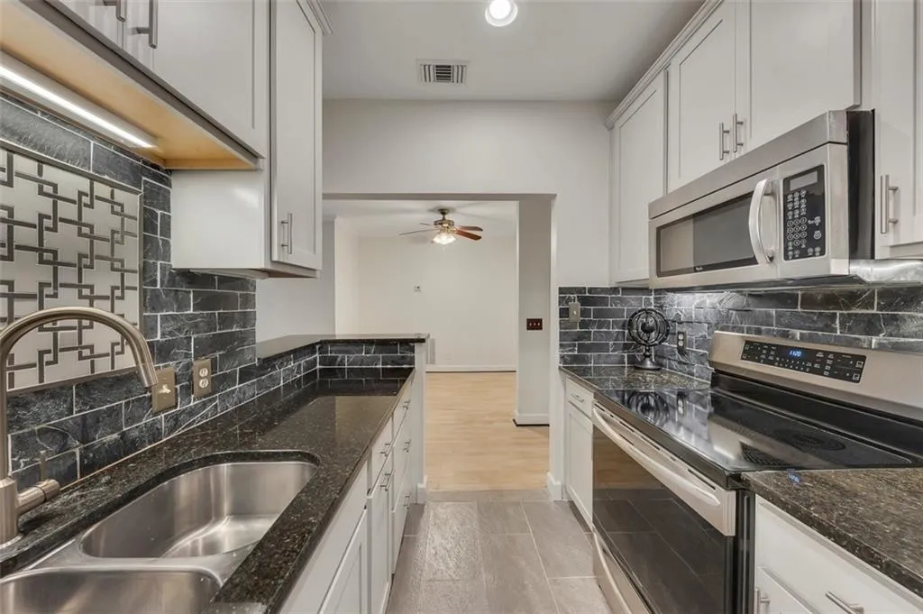 3071 Lenox Road Ne Unit 16, Atlanta, Georgia 30324, 2 Bedrooms Bedrooms, ,2 BathroomsBathrooms,Residential,For Sale,3071 Lenox Road Ne Unit 16,7640314