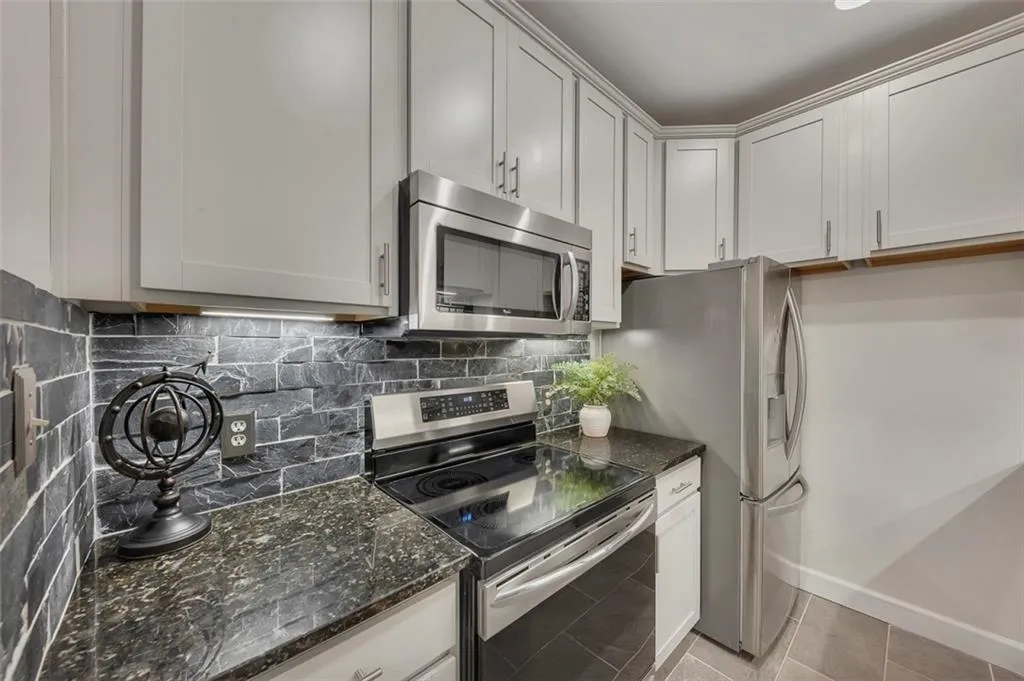 3071 Lenox Road Ne Unit 16, Atlanta, Georgia 30324, 2 Bedrooms Bedrooms, ,2 BathroomsBathrooms,Residential,For Sale,3071 Lenox Road Ne Unit 16,7640314