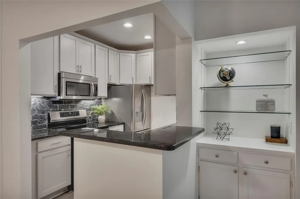 3071 Lenox Road Ne Unit 16, Atlanta, Georgia 30324, 2 Bedrooms Bedrooms, ,2 BathroomsBathrooms,Residential,For Sale,3071 Lenox Road Ne Unit 16,7640314