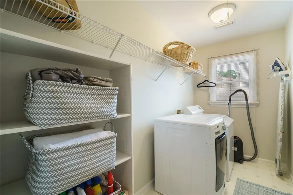 705 Hunting View Point, Sandy Springs, Georgia 30328, 4 Bedrooms Bedrooms, ,3 BathroomsBathrooms,Residential,Sold,705 Hunting View Point,6912842