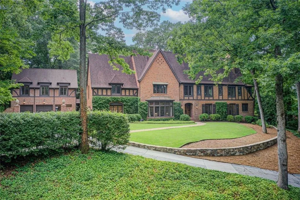 Beautiful tutor home in River Chase