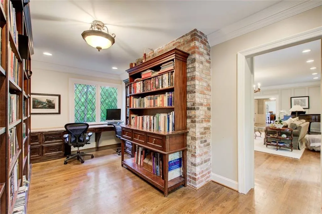 The perfect office to get inspired right off the living room