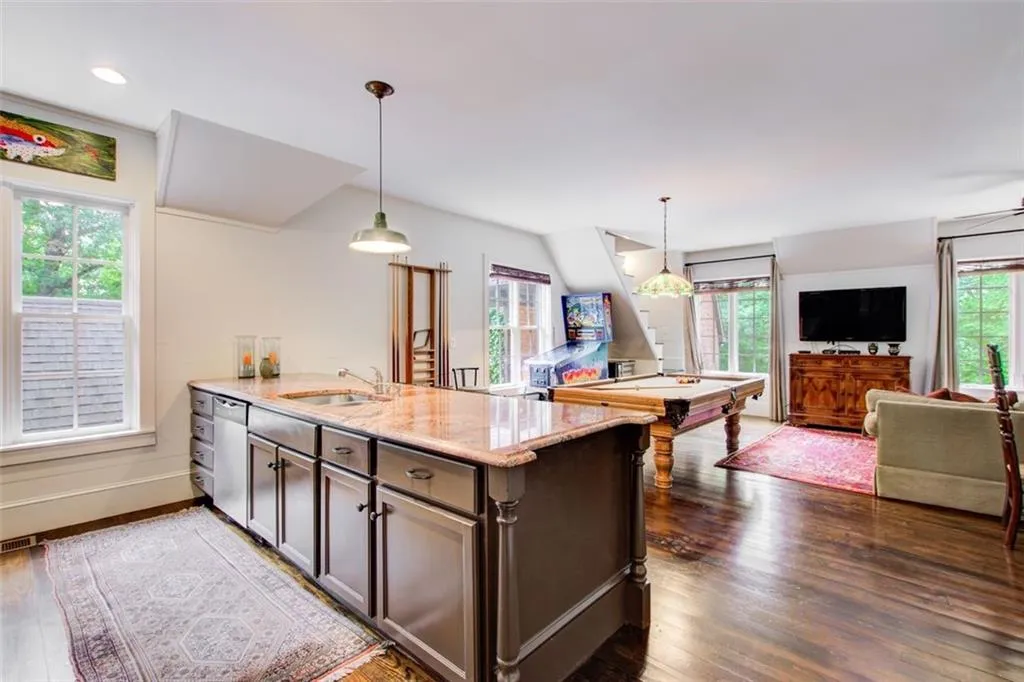 Light and bright carriage house for weekend guest