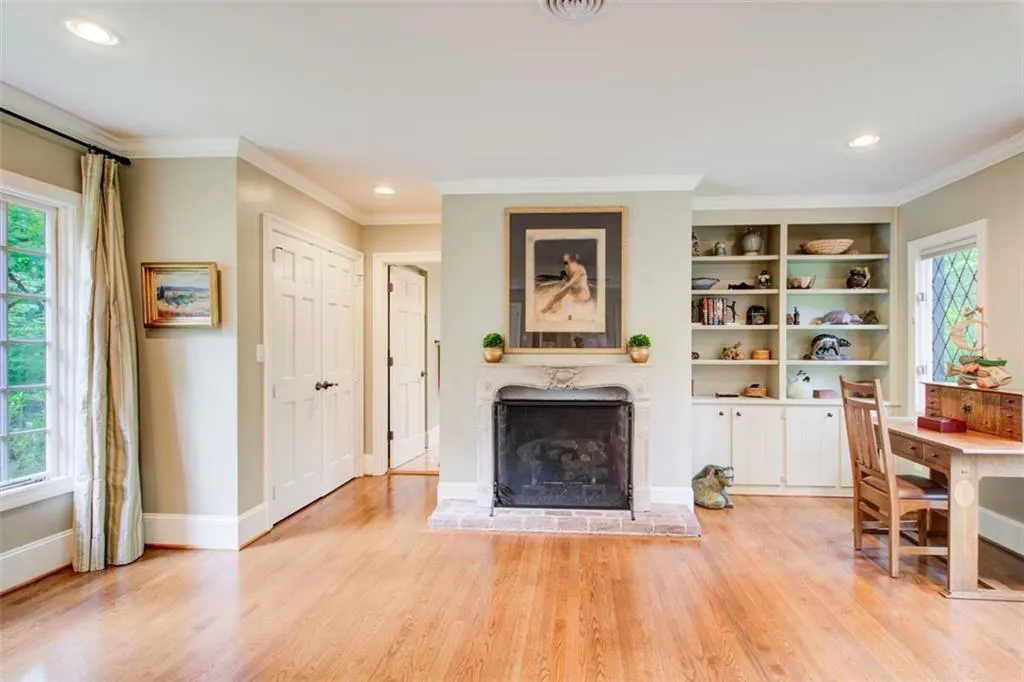 2 fireside primary bedrooms upstairs with en-suite